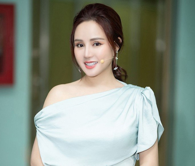 Vy Oanh khởi kiện Hoa hậu Thu Hoài